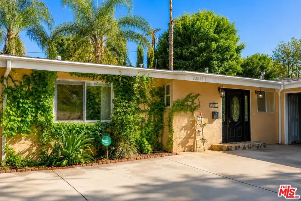 23018 Bigler Street Woodland Hills, CA 91364