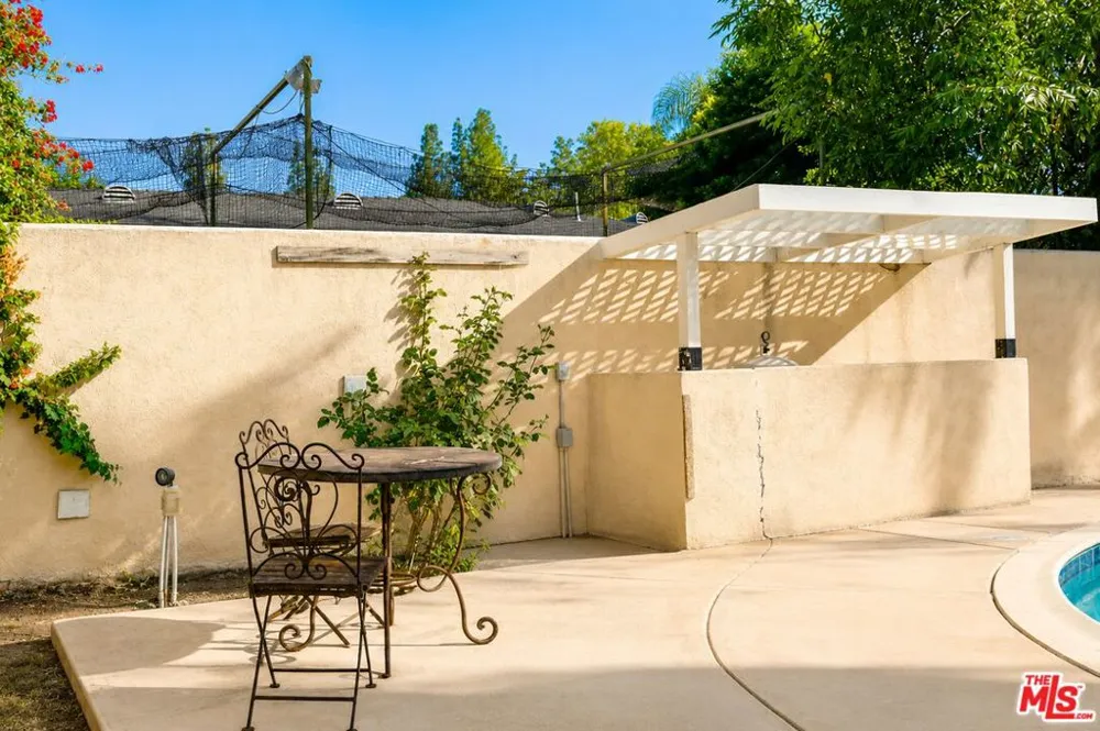23018 Bigler Street Woodland Hills, CA 91364