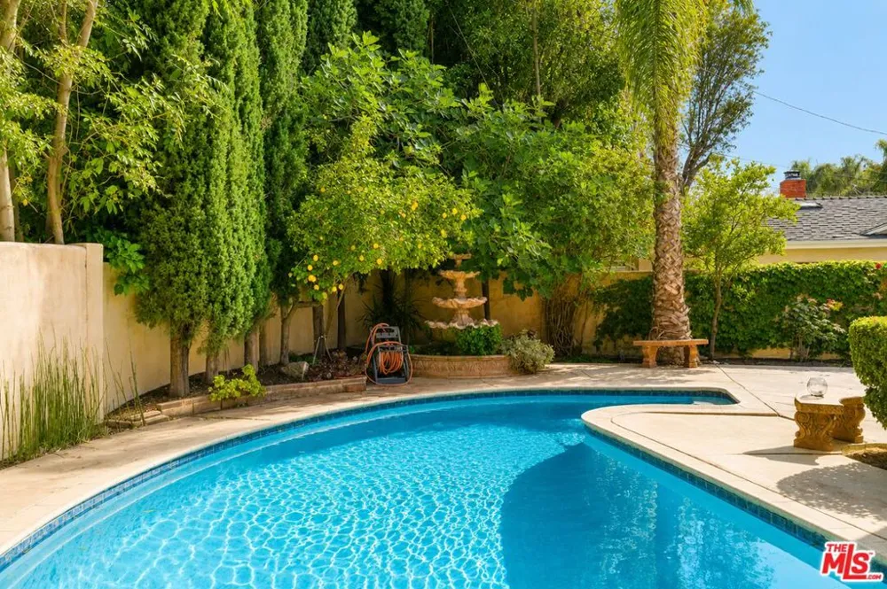 23018 Bigler Street Woodland Hills, CA 91364