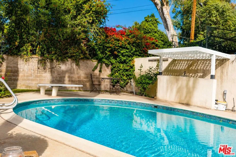 23018 Bigler Street Woodland Hills, CA 91364