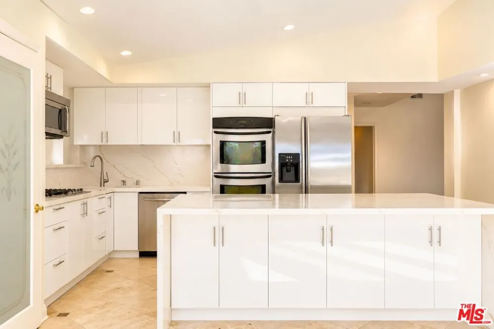 23018 Bigler Street Woodland Hills, CA 91364