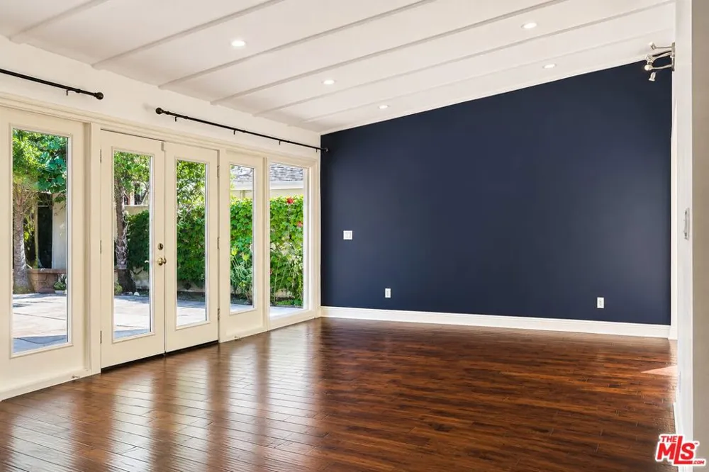 23018 Bigler Street Woodland Hills, CA 91364