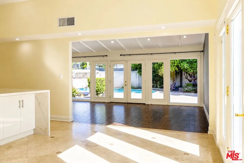 23018 Bigler Street Woodland Hills, CA 91364