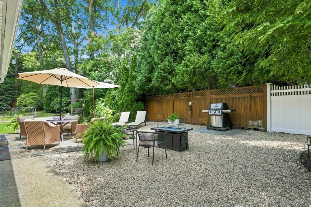 25 Seabrook Lane Stony Brook, NY 11790