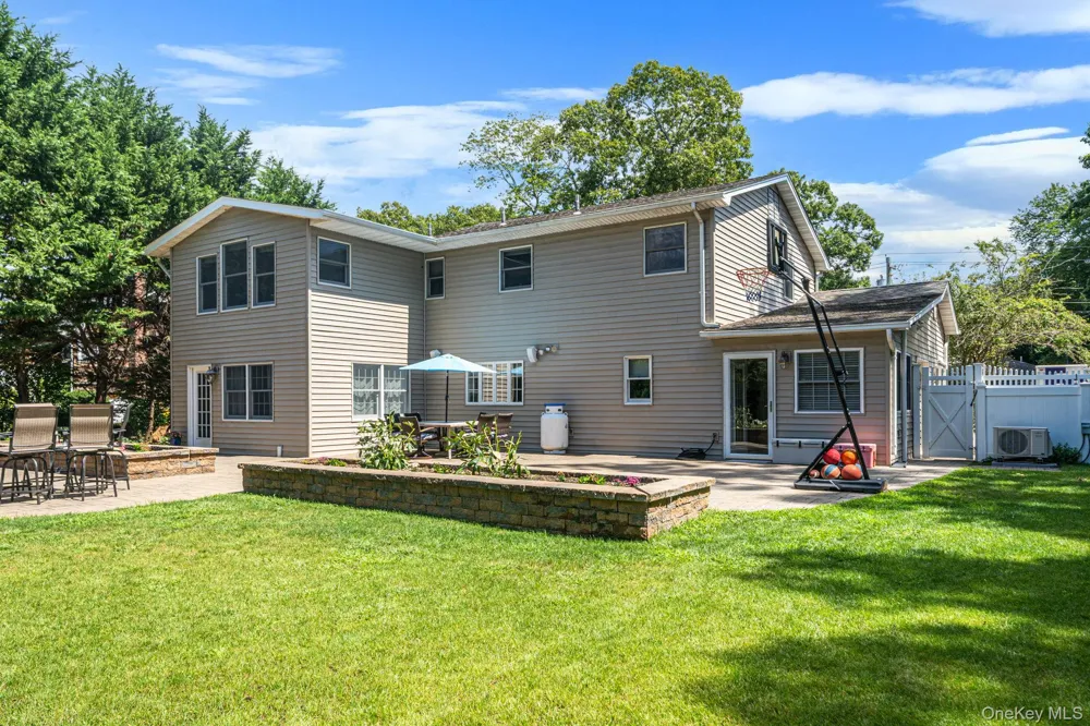 136 Vanderbilt Boulevard Oakdale, NY 11769