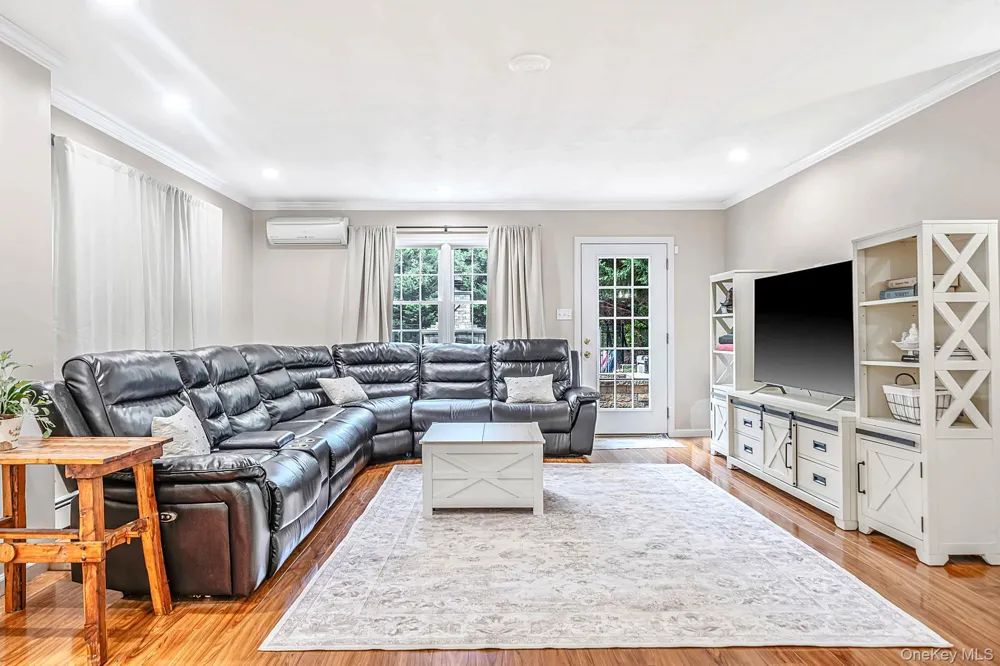 136 Vanderbilt Boulevard Oakdale, NY 11769