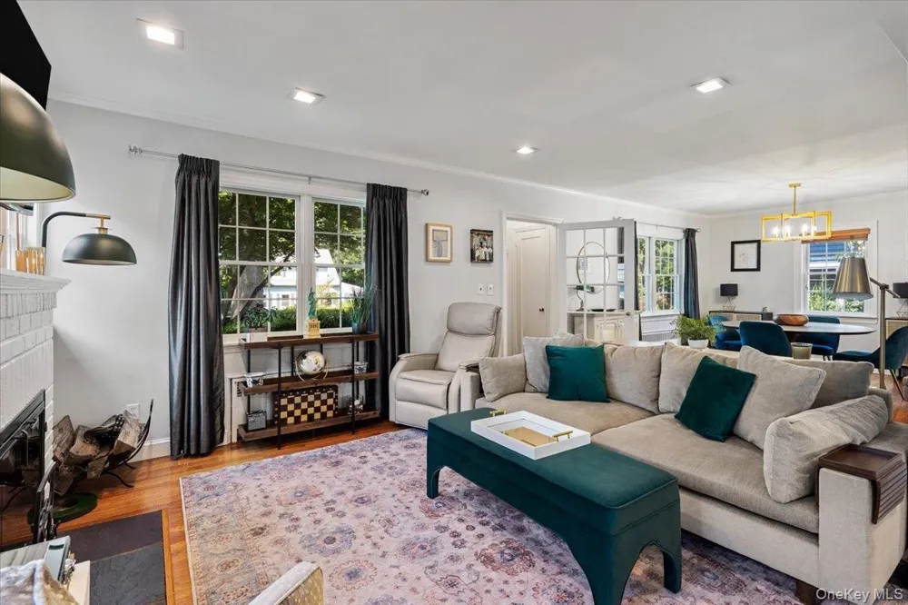 11 Bayside Avenue Port Washington, NY 11050