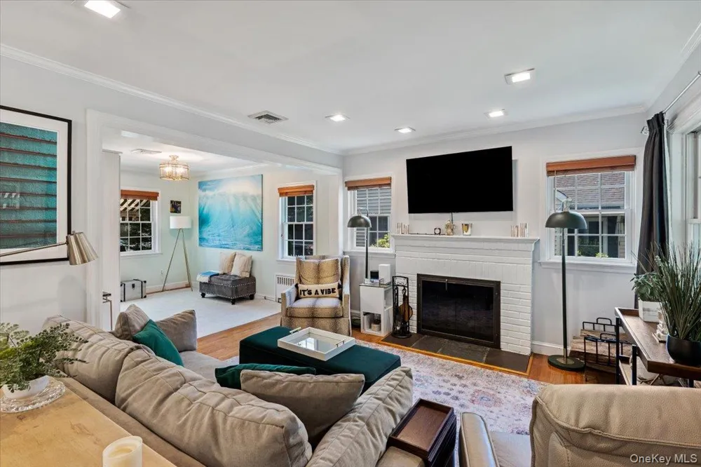 11 Bayside Avenue Port Washington, NY 11050