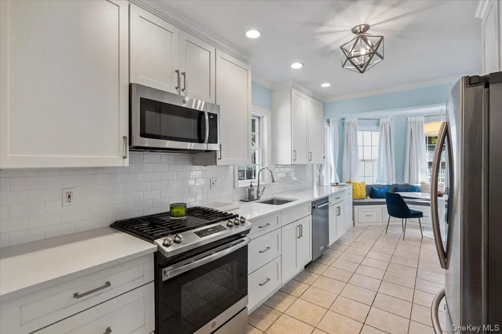 11 Bayside Avenue Port Washington, NY 11050