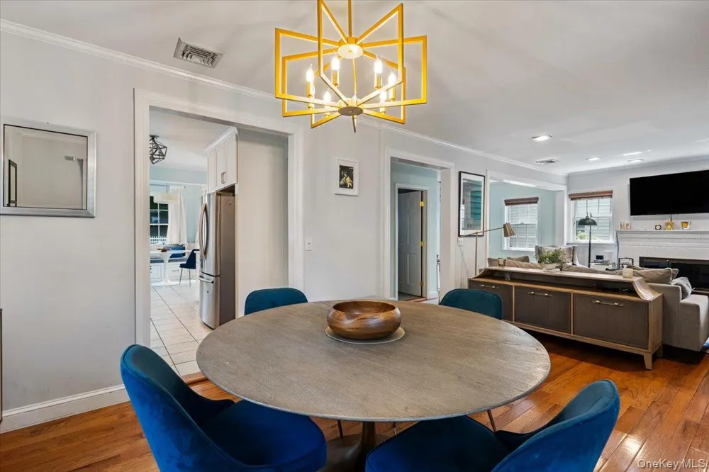 11 Bayside Avenue Port Washington, NY 11050