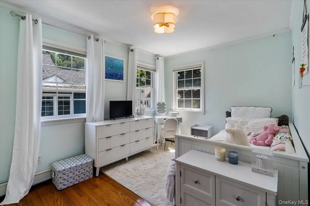 11 Bayside Avenue Port Washington, NY 11050