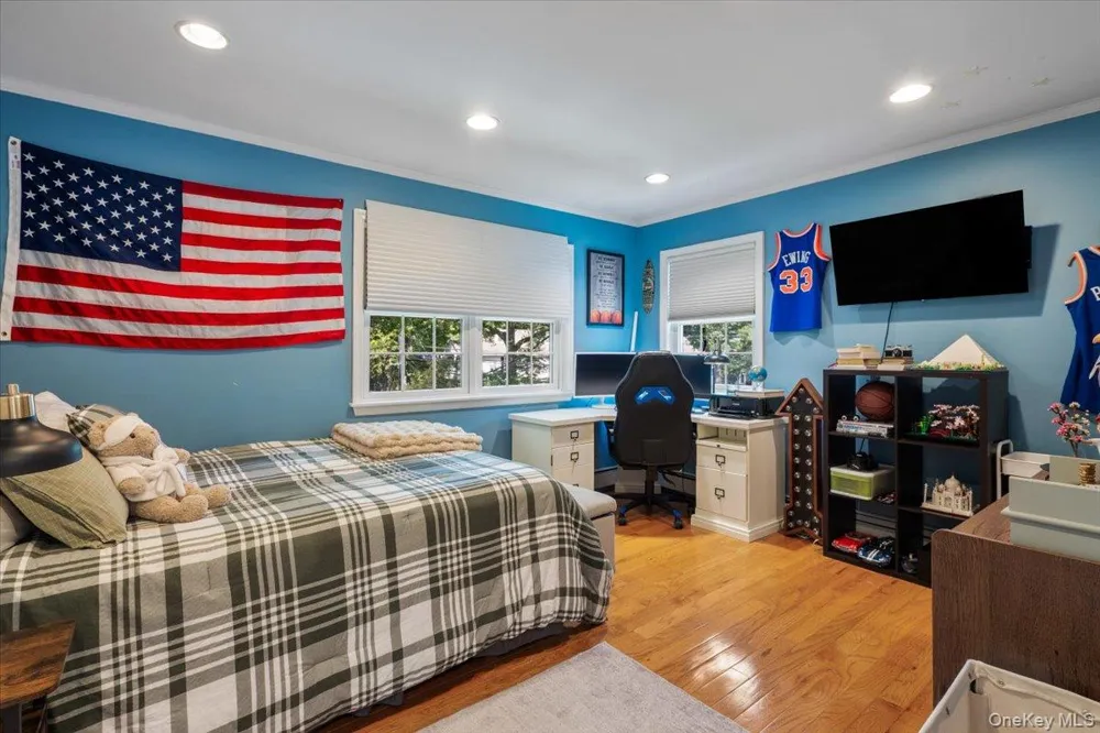 11 Bayside Avenue Port Washington, NY 11050