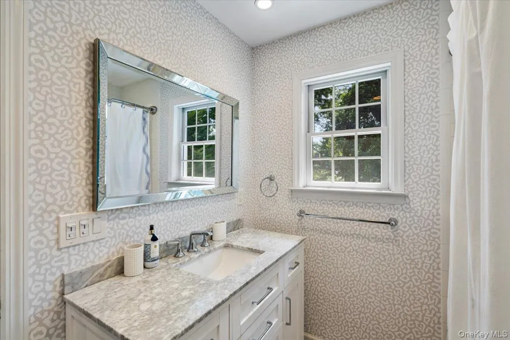 11 Bayside Avenue Port Washington, NY 11050