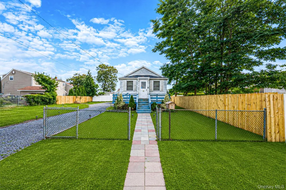 16 Elwin Place Copiague, NY 11726