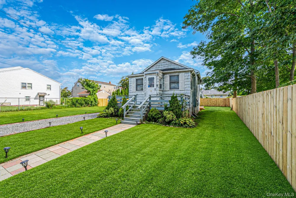 16 Elwin Place Copiague, NY 11726
