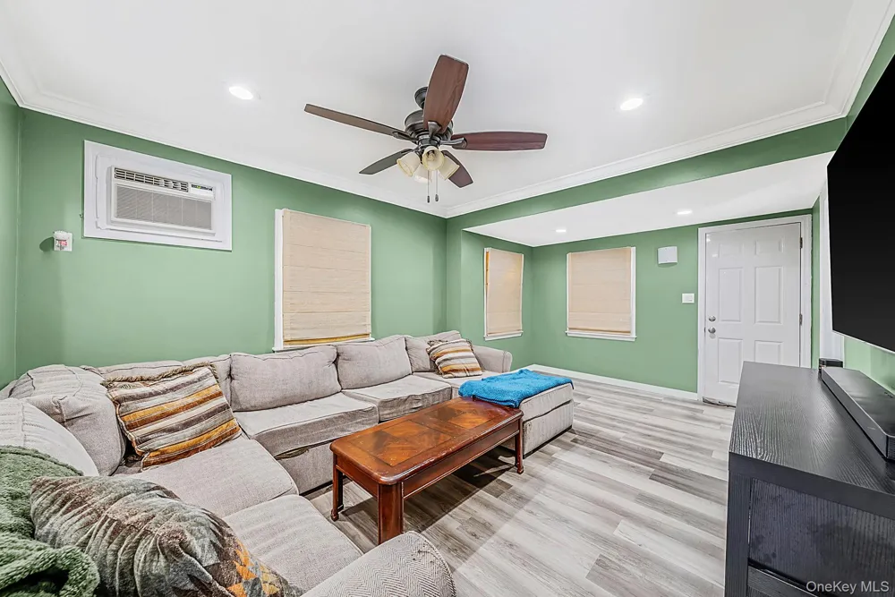 16 Elwin Place Copiague, NY 11726