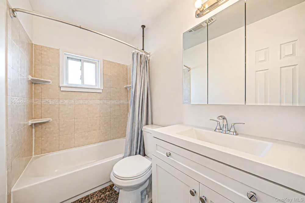 16 Elwin Place Copiague, NY 11726