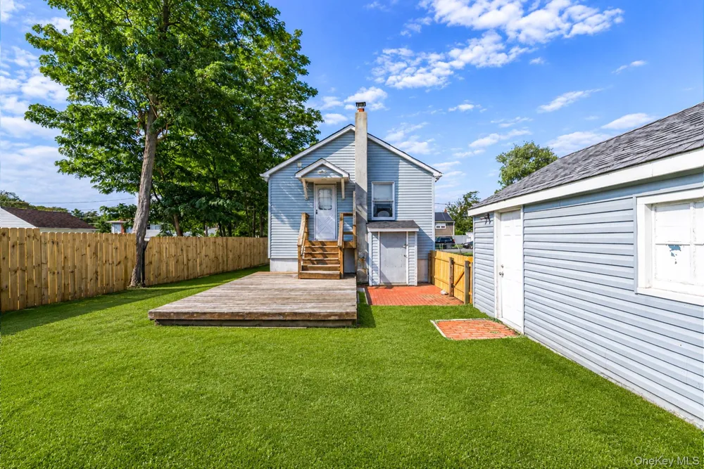 16 Elwin Place Copiague, NY 11726
