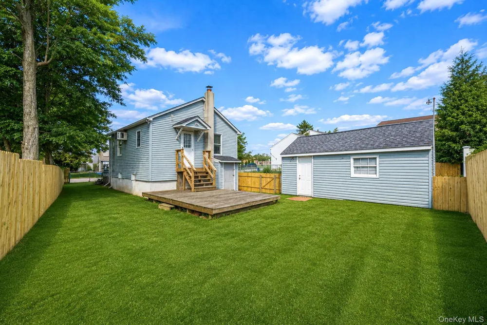 16 Elwin Place Copiague, NY 11726