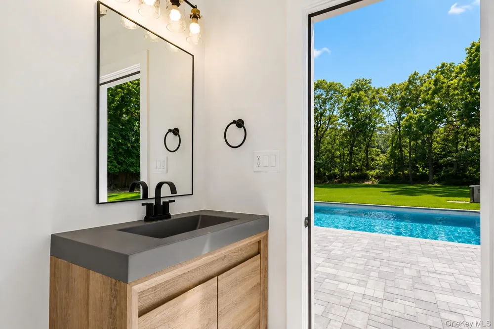 8 Hidden Path Quogue, NY 11959
