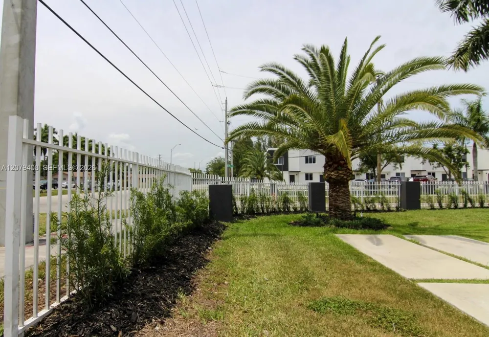 171 NW 158th St #10 Miami, FL 33169
