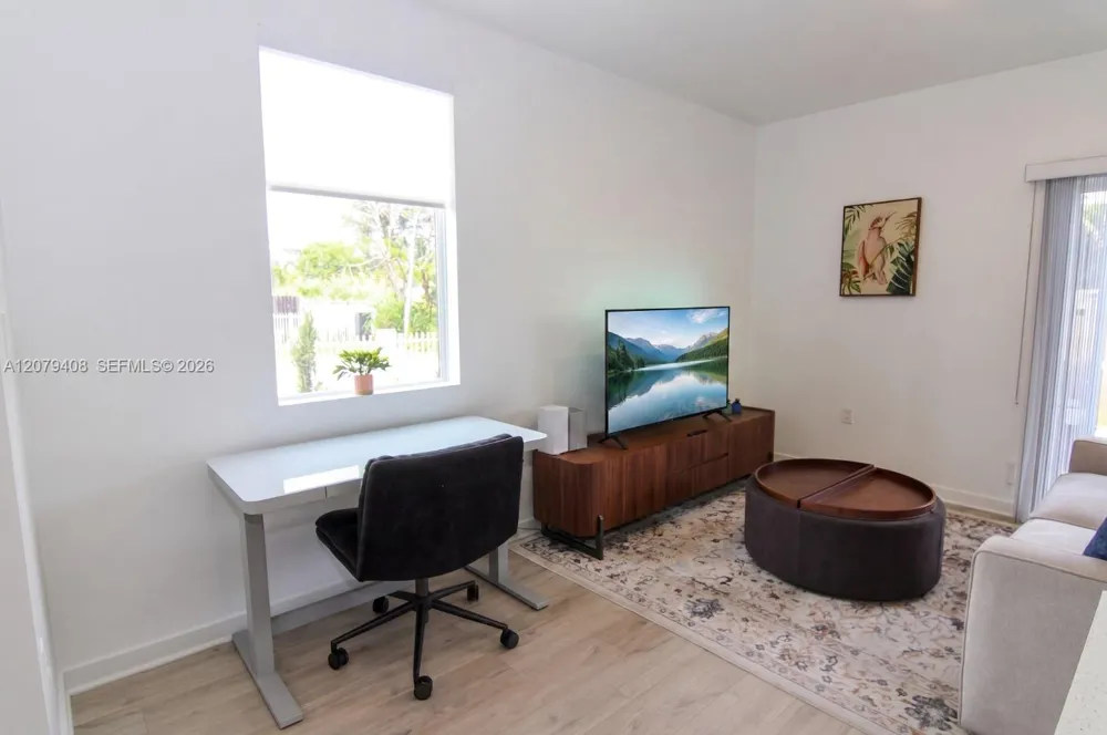 171 NW 158th St #10 Miami, FL 33169