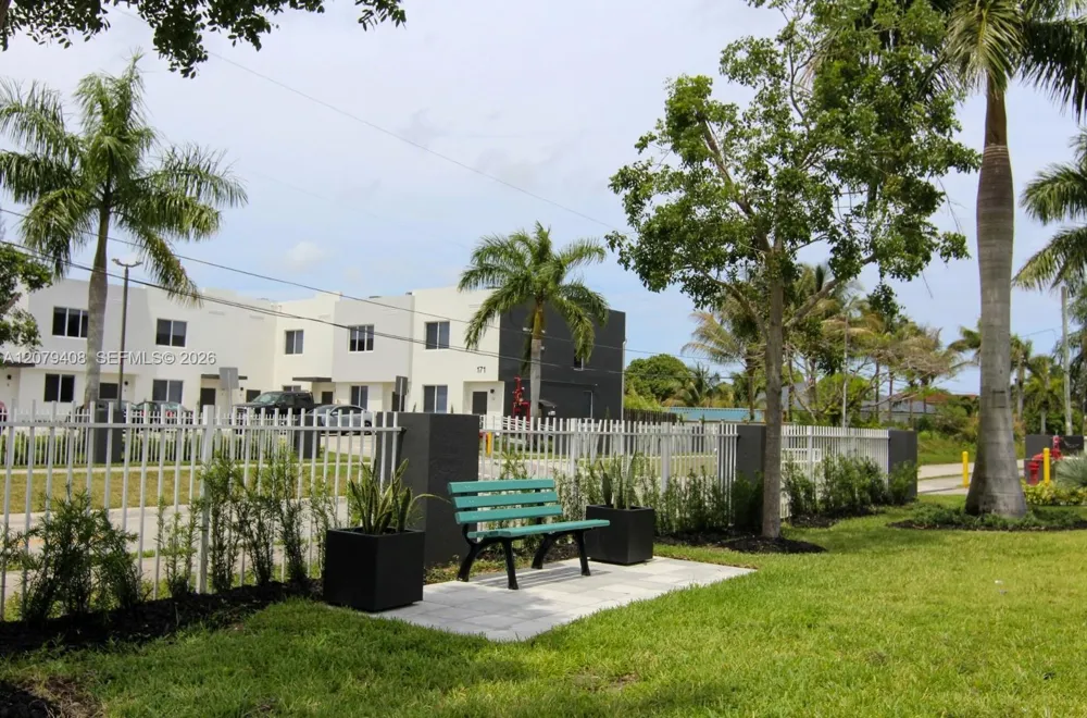171 NW 158th St #10 Miami, FL 33169
