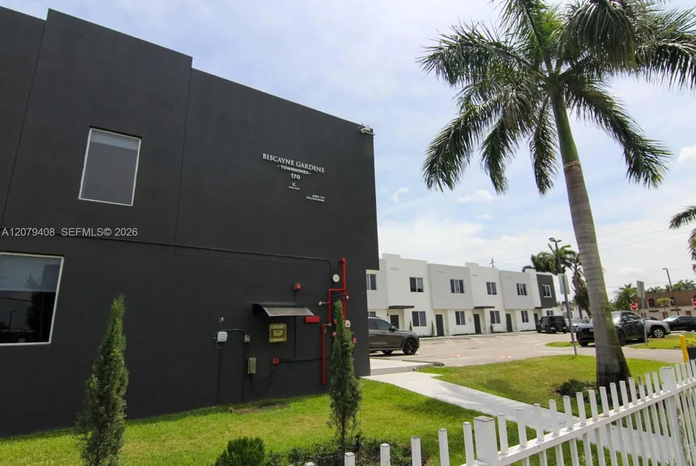 171 NW 158th St #10 Miami, FL 33169