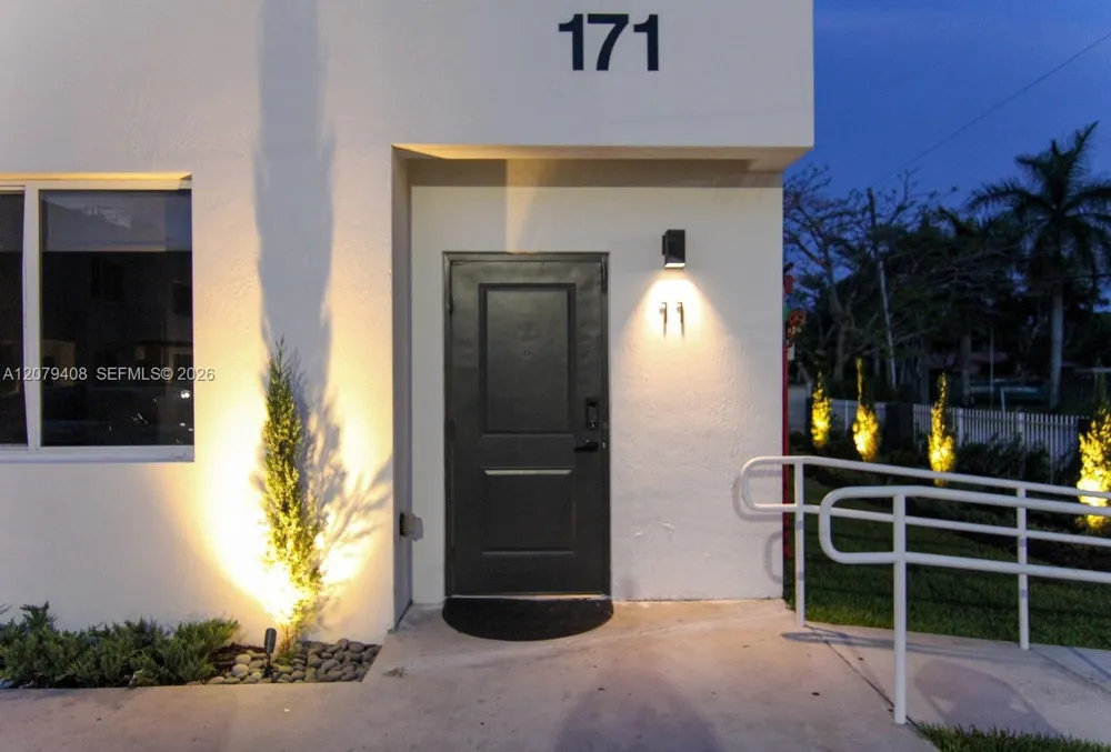 171 NW 158th St #10 Miami, FL 33169