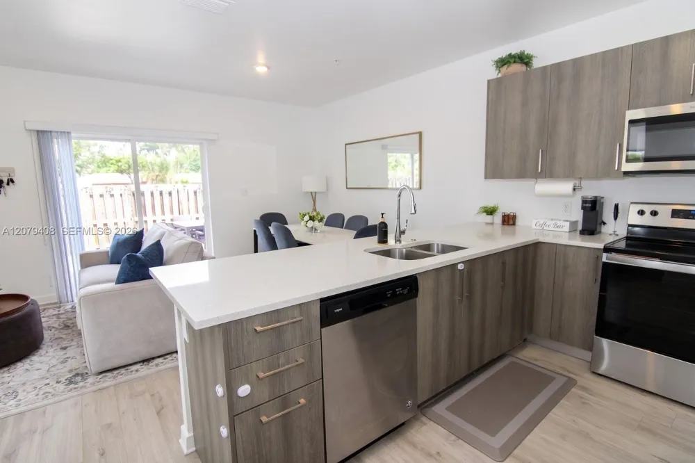 171 NW 158th St #10 Miami, FL 33169
