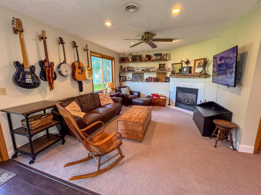 1656 Mark Court Shakopee, MN 55379