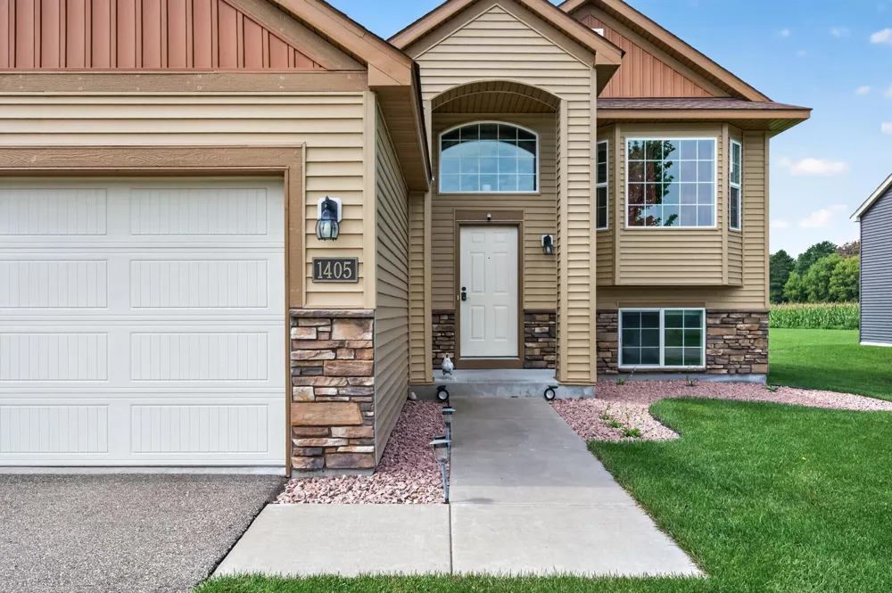 1405 Carlson Drive Isanti, MN 55040