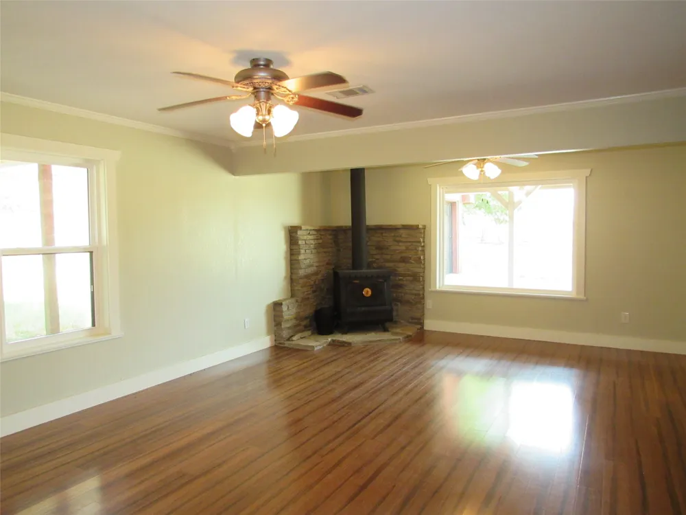 626 Friendly Oaks Drive Bruceville, TX 76630