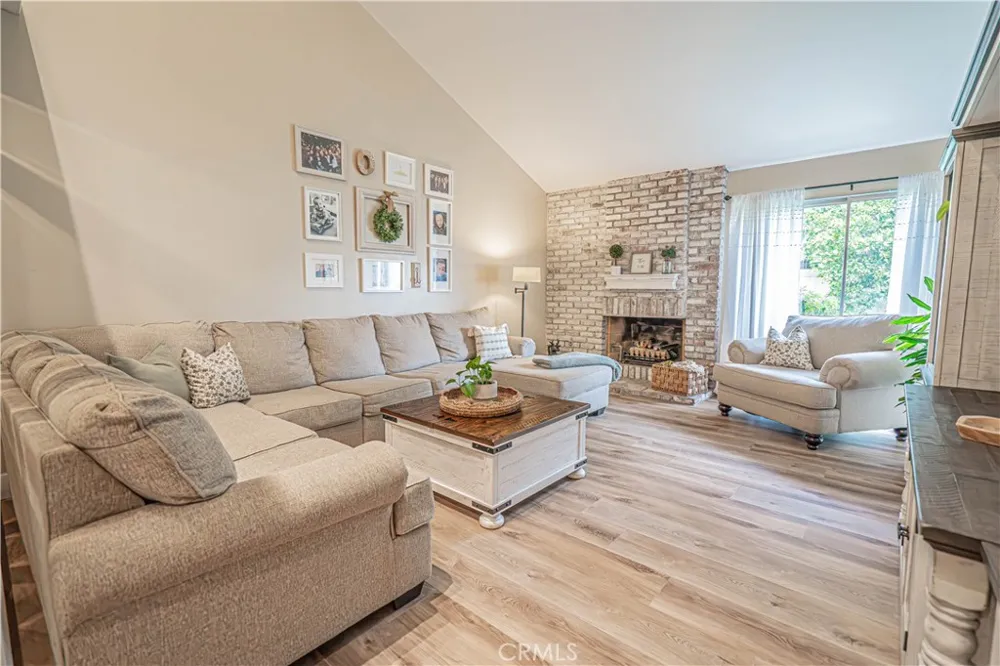 23429 Via Elisandra Valencia, CA 91355
