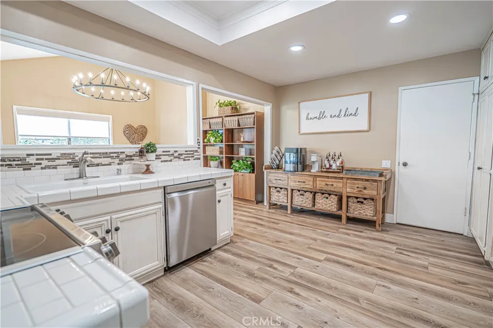 23429 Via Elisandra Valencia, CA 91355