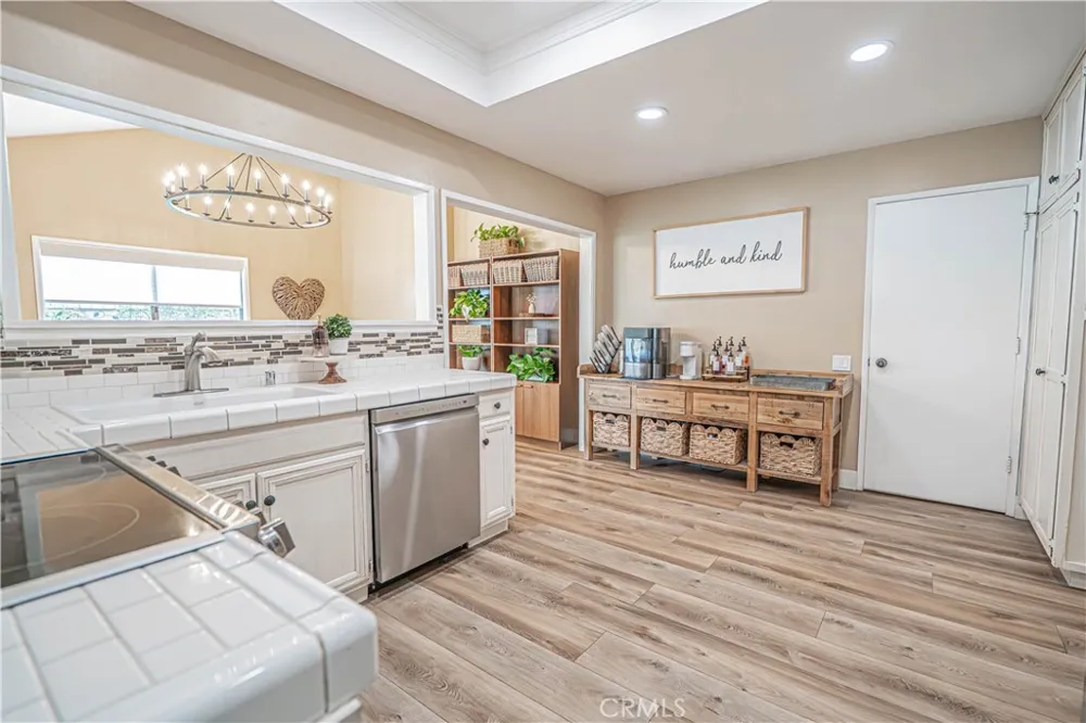 23429 Via Elisandra Valencia, CA 91355