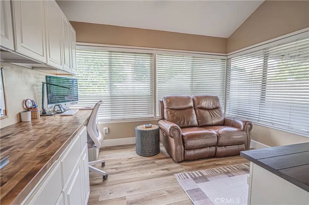 23429 Via Elisandra Valencia, CA 91355