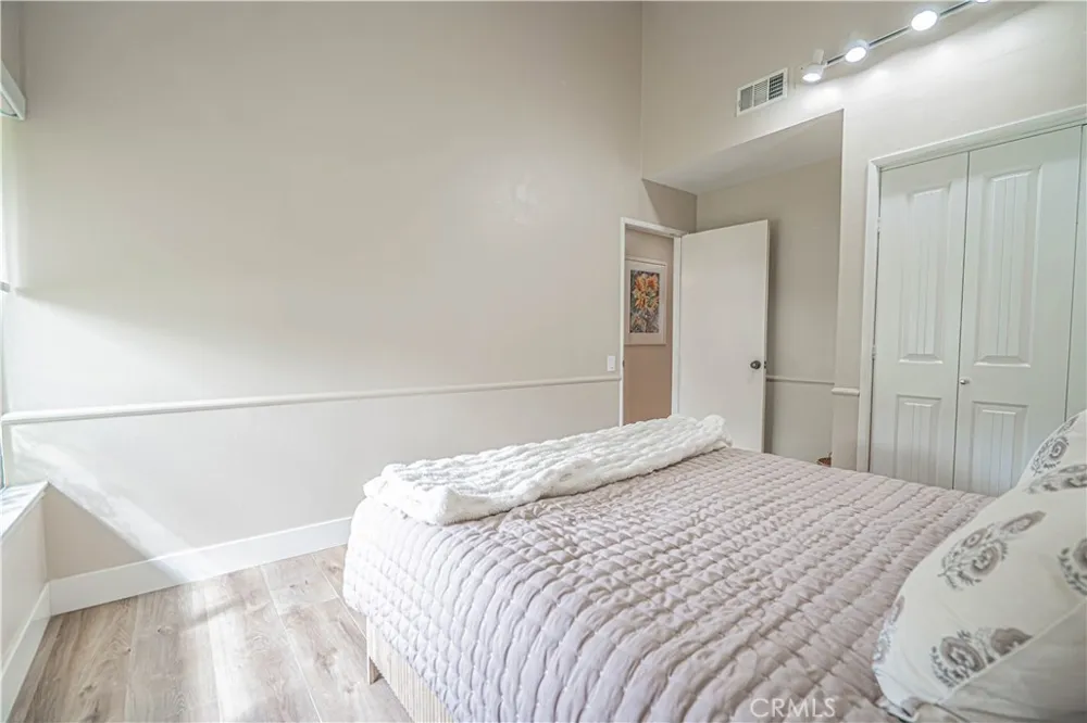 23429 Via Elisandra Valencia, CA 91355