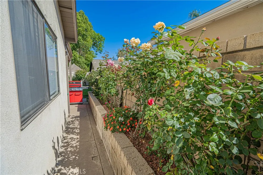 23429 Via Elisandra Valencia, CA 91355