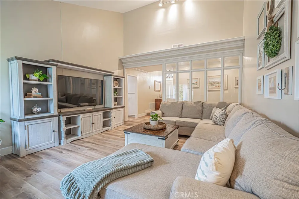 23429 Via Elisandra Valencia, CA 91355