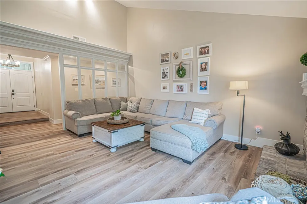 23429 Via Elisandra Valencia, CA 91355