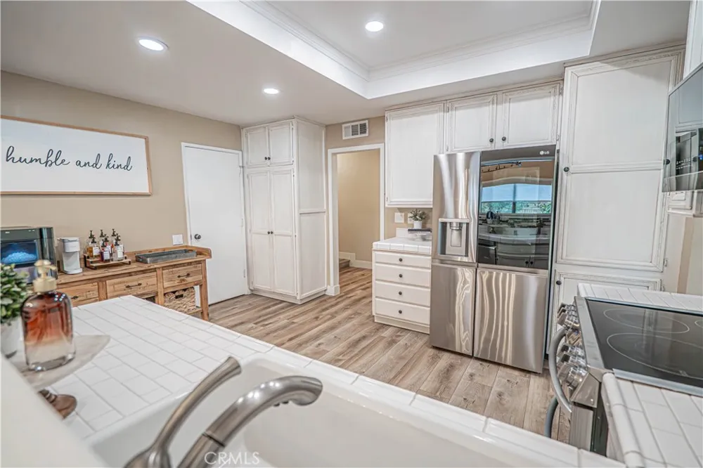 23429 Via Elisandra Valencia, CA 91355