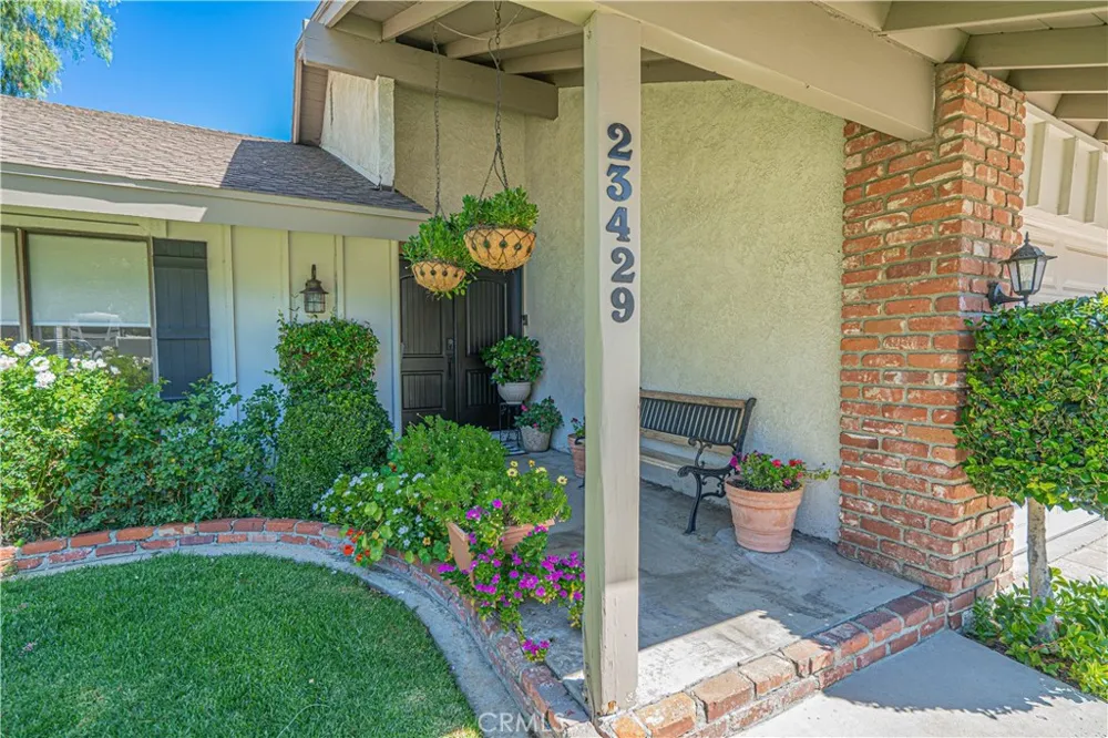 23429 Via Elisandra Valencia, CA 91355