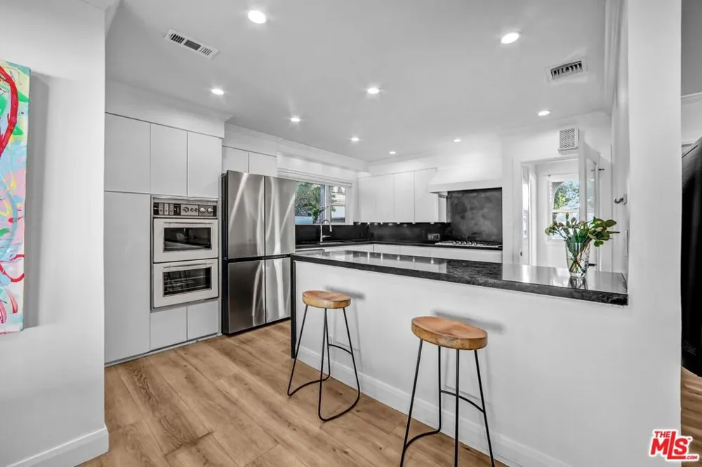 5406 Garden Grove Avenue Tarzana, CA 91356