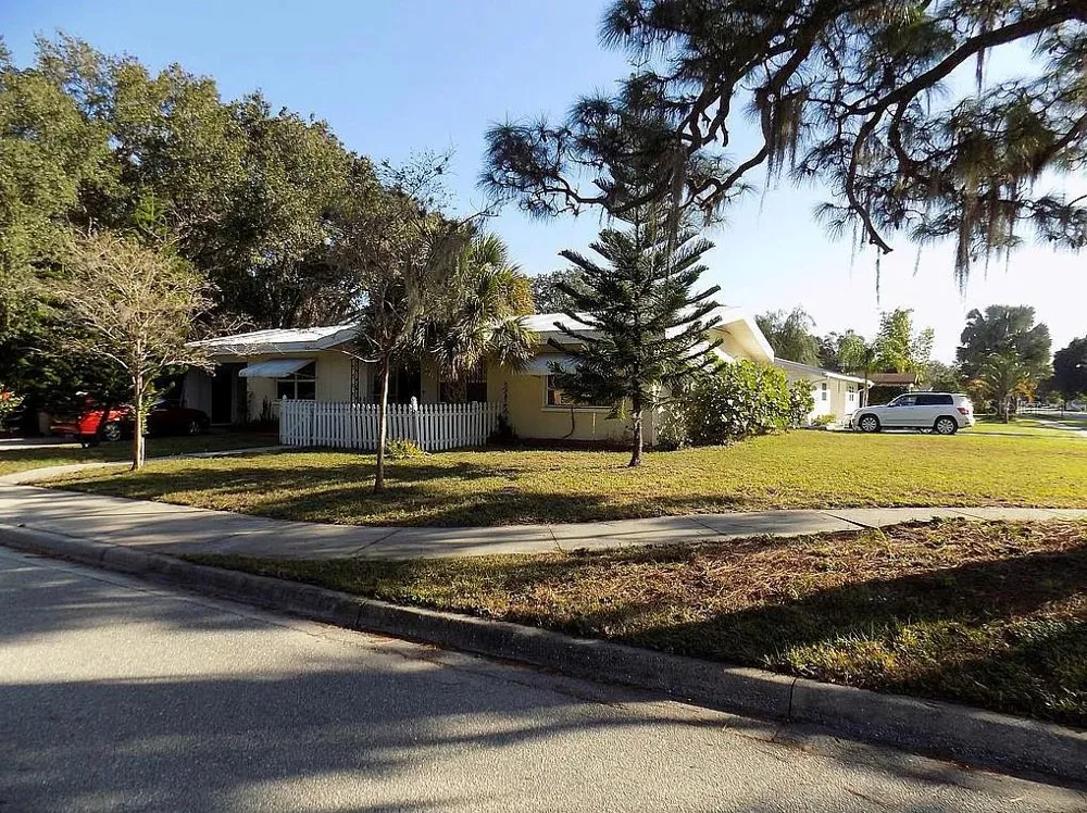 2695 S EAST AVENUE Sarasota, FL 34239