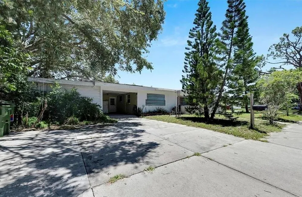 2695 S EAST AVENUE Sarasota, FL 34239