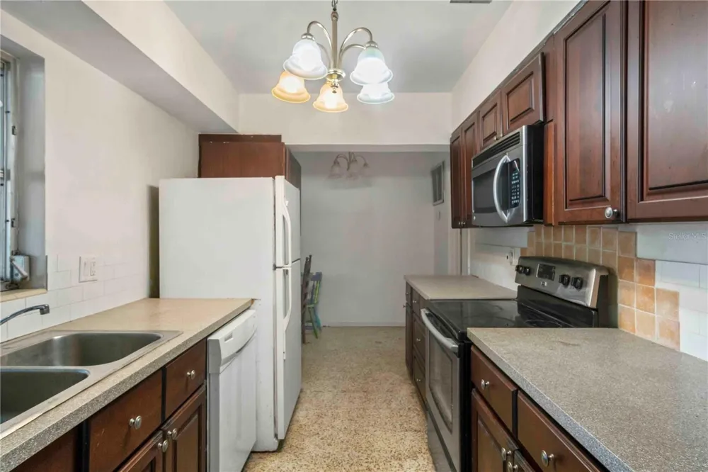 2695 S EAST AVENUE Sarasota, FL 34239