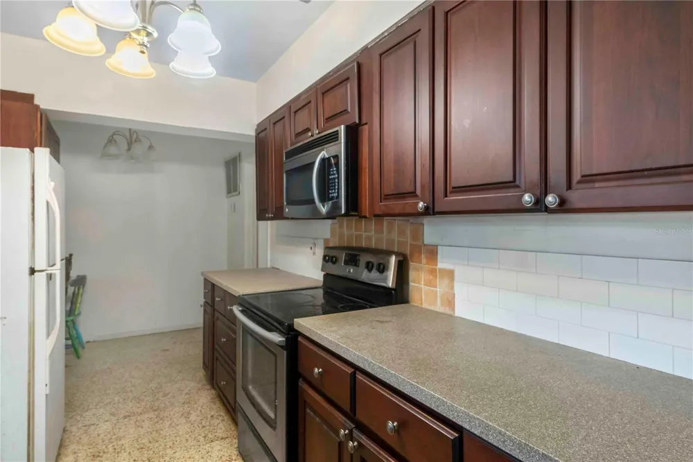 2695 S EAST AVENUE Sarasota, FL 34239