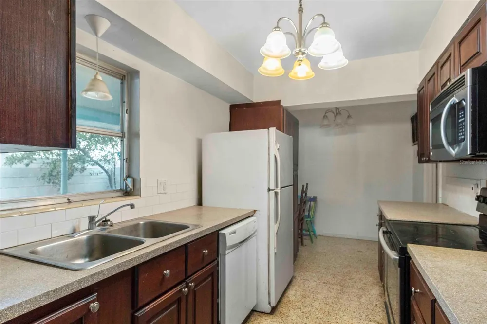 2695 S EAST AVENUE Sarasota, FL 34239