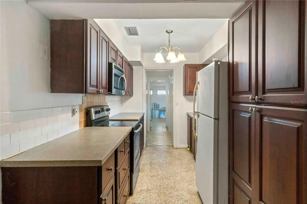2695 S EAST AVENUE Sarasota, FL 34239